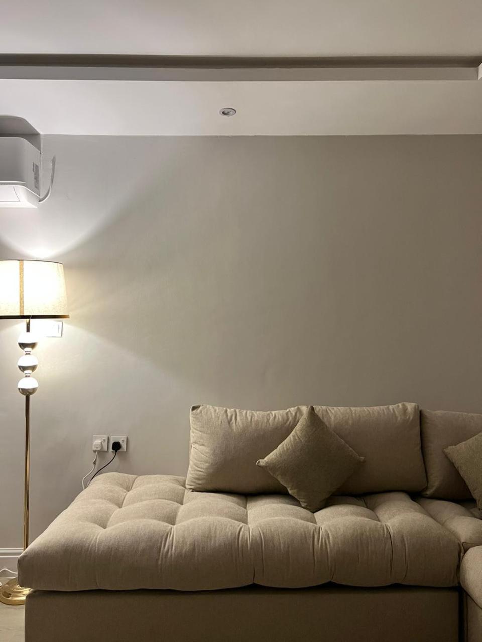 شقه بتصميم فندقي، تتكوّن من غرفه وصاله +مطبخ+دورة مياه Apartment